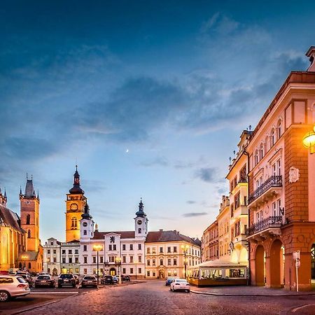 Modern Family Apt. With Central Square Entrance Hradec Králové Extérieur photo