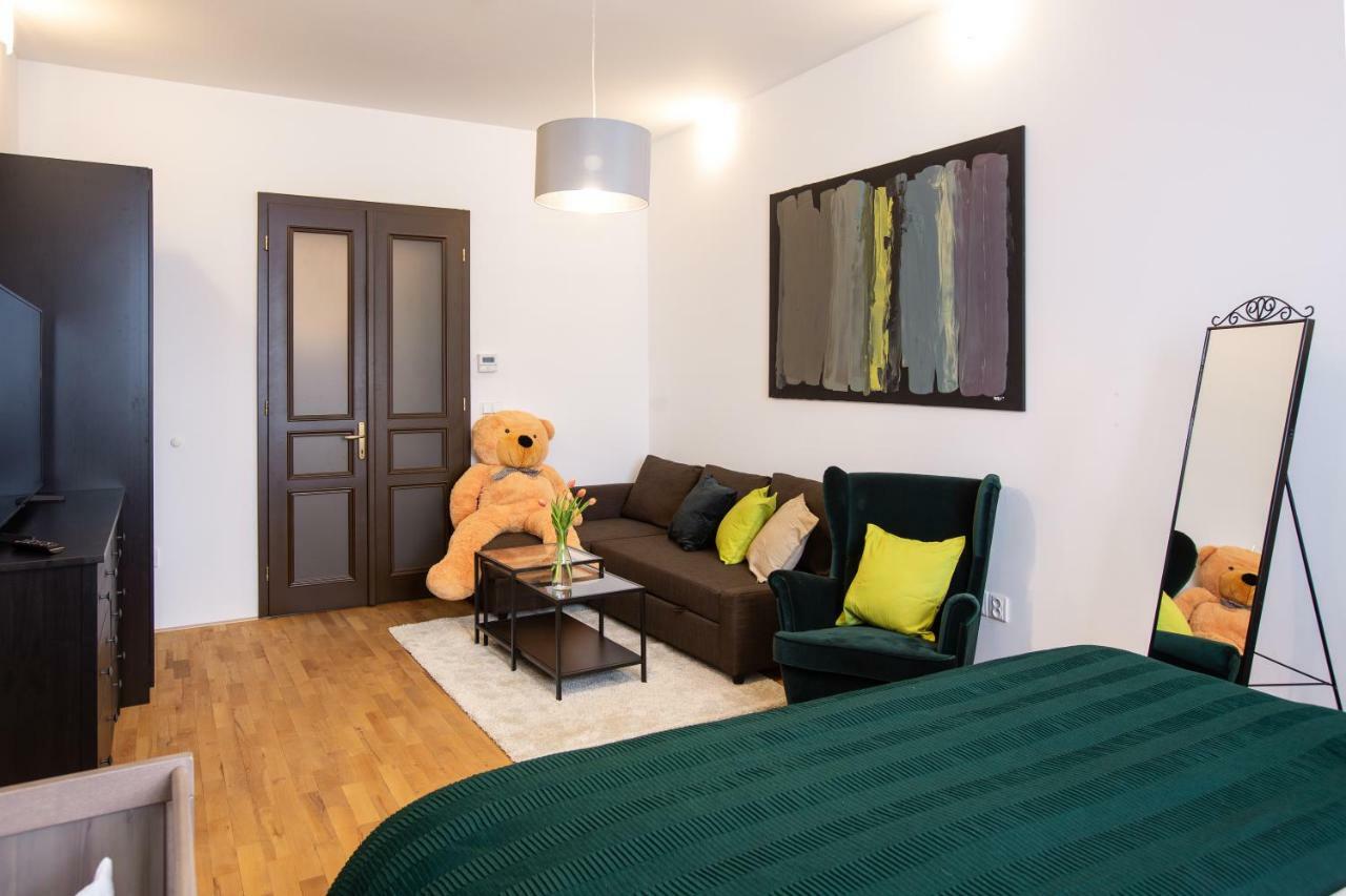 Modern Family Apt. With Central Square Entrance Hradec Králové Extérieur photo