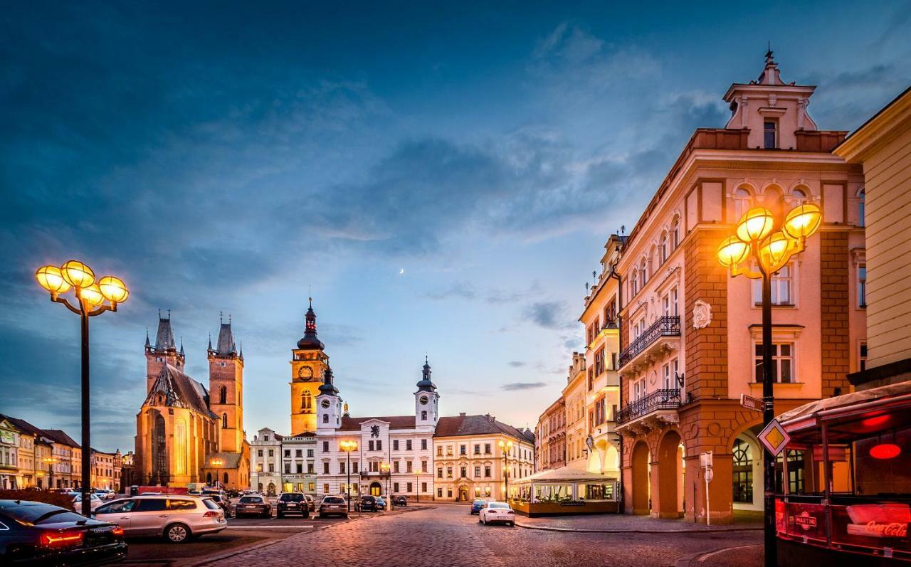 Modern Family Apt. With Central Square Entrance Hradec Králové Extérieur photo